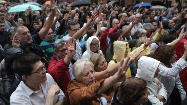 Καταλονία: 73% των εκλογικών κέντρων παραμένουν ανοιχτά παρά την αστυνομική βία – Ουρές ανθρώπων περιμένουν να ψηφίσουν (βίντεο)